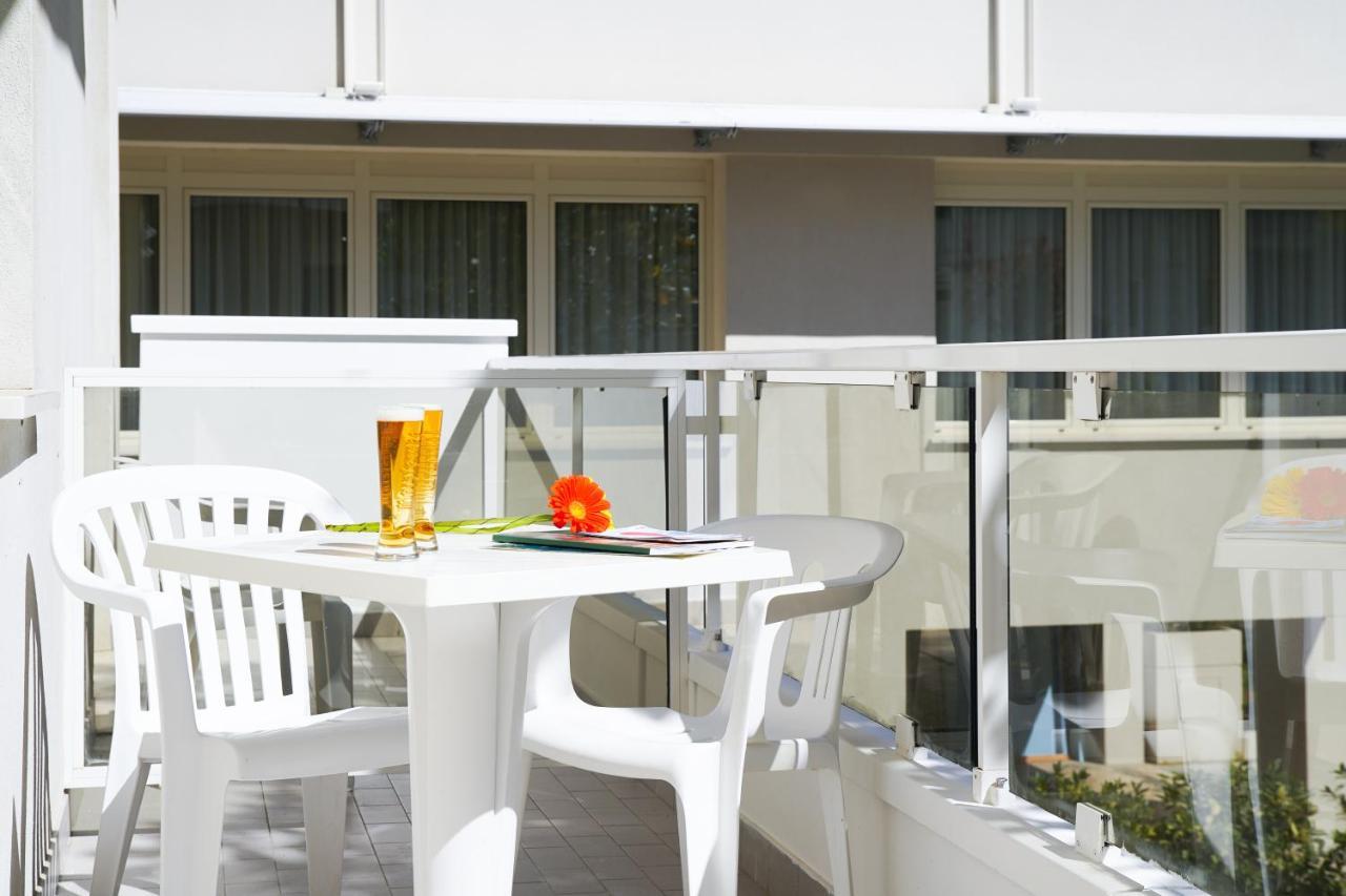 Hotel Mon Pays Rimini Exterior foto